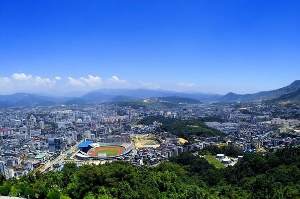 龍巖經(jīng)濟(jì)技術(shù)開(kāi)發(fā)區(qū):打好產(chǎn)業(yè)轉(zhuǎn)型升級(jí)“創(chuàng)新牌”